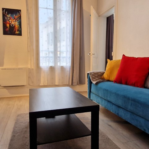 Karene's Place, 1 bedroom first floor apartment in downtown Fontainebleau and only 18 min walk to INSEAD campus