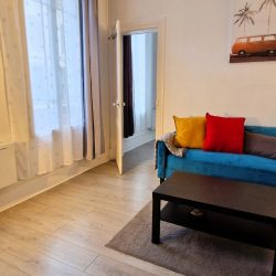 Karene's Place, 1 bedroom first floor apartment in downtown Fontainebleau and only 18 min walk to INSEAD campus