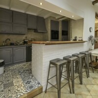 Open-plan kitchen and breakfast bar