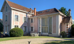 Pink House large five bedroom property for coliving, shared accommodation Fontainebleau France