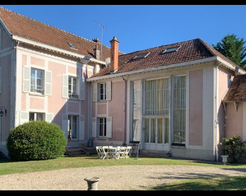 Pink House large five bedroom property for coliving, shared accommodation Fontainebleau France